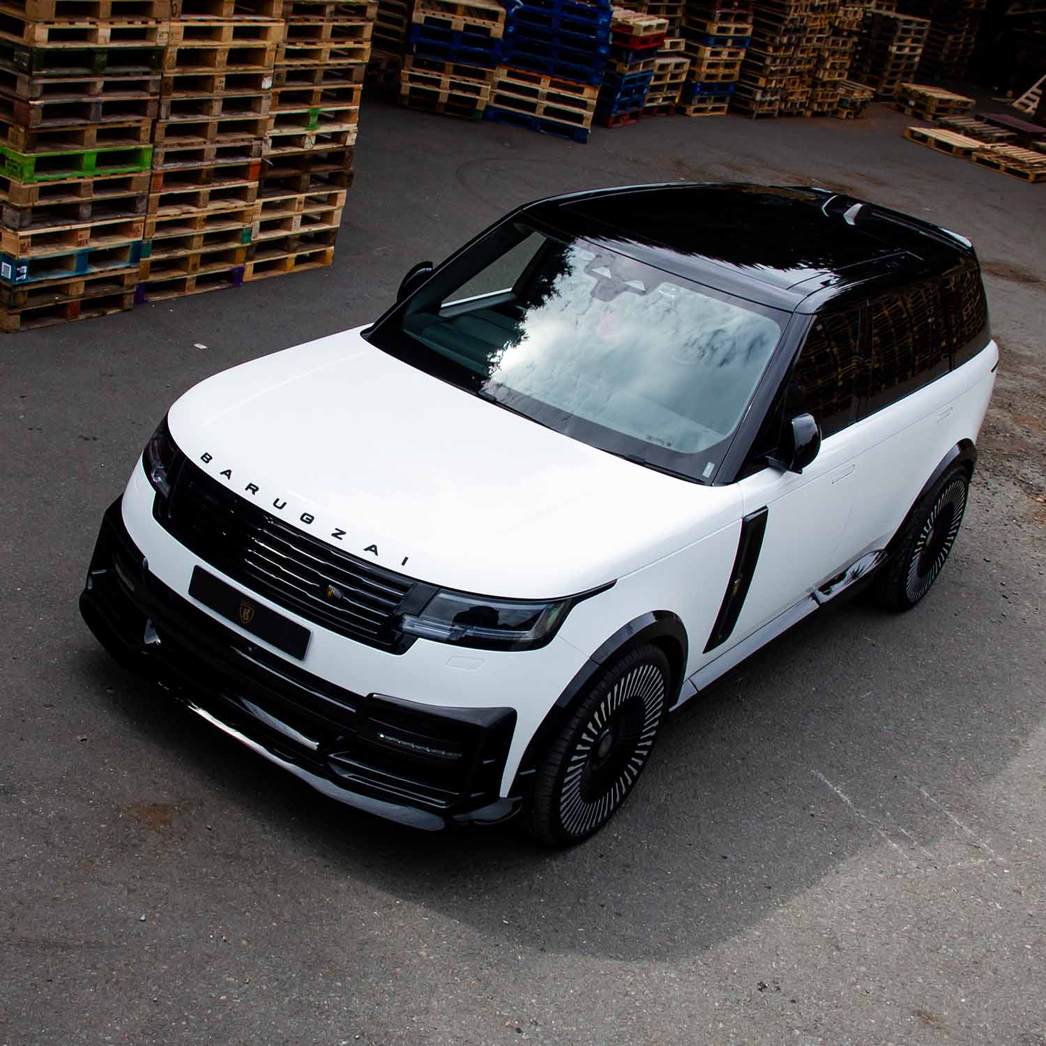Top front quarter angle highlighting Barugzai Nebula front apron, bonnet lines, and Vortex wheels on the Range Rover Vogue L460 2022+