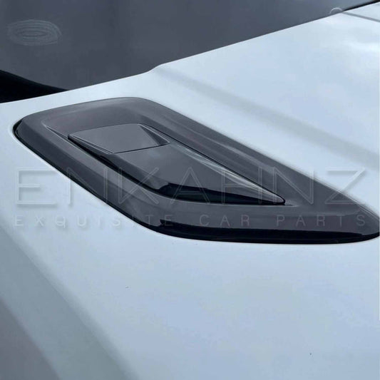 Close-up shot of the bonnet of a Range Rover Sport with a single ENKAHNZ bonnet vent fitted, focusing on the vent’s detail, texture, and integration.