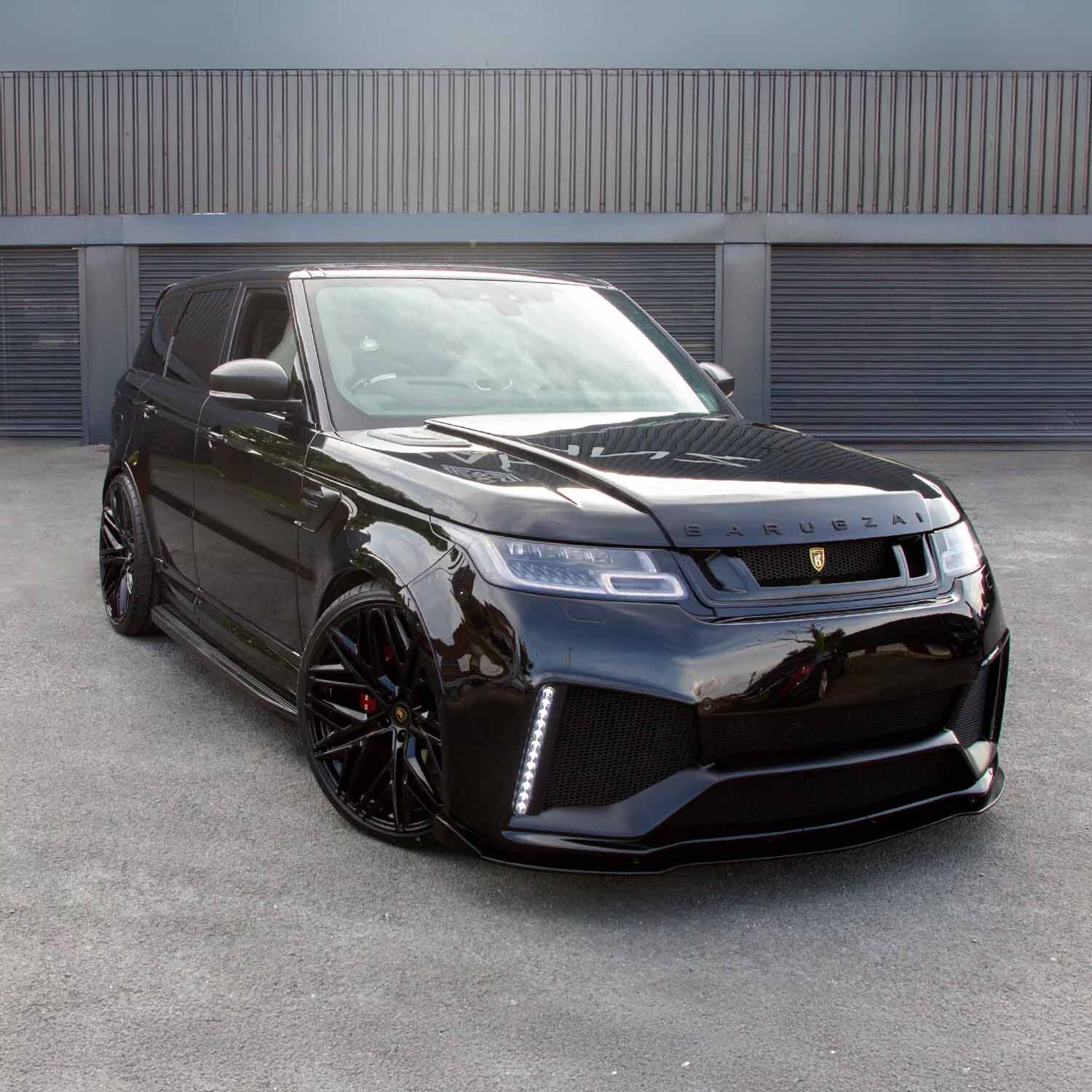 Front quarter angle of a 2018–2022 Range Rover Sport SVR finished in gloss black, fitted with the Barugzai Cabaro Wide Arch SVR bodykit by ENKAHNZ.