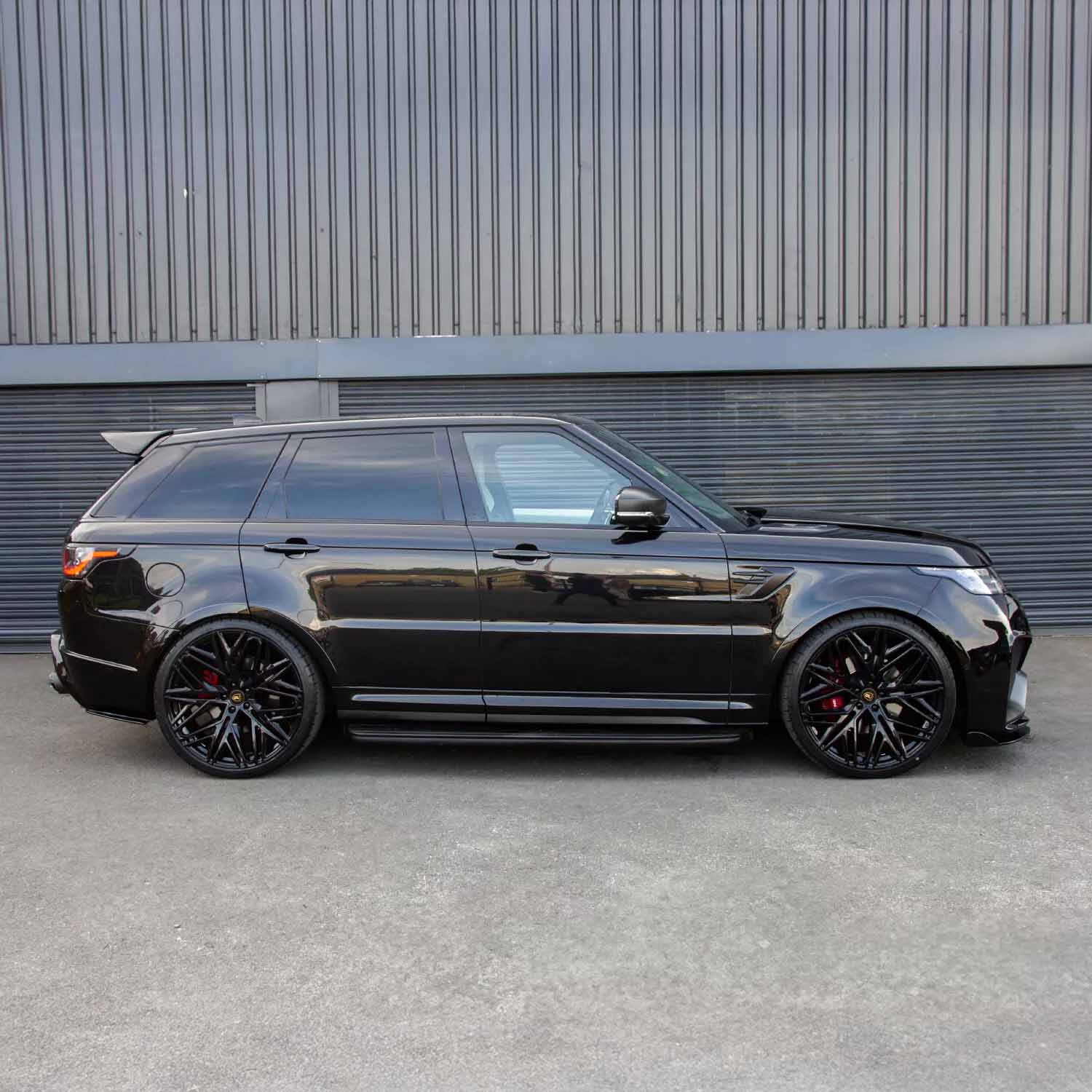 Side profile of the Range Rover Sport SVR 2018–2022 showing the full Barugzai Cabaro Wide Arch bodykit in gloss black.