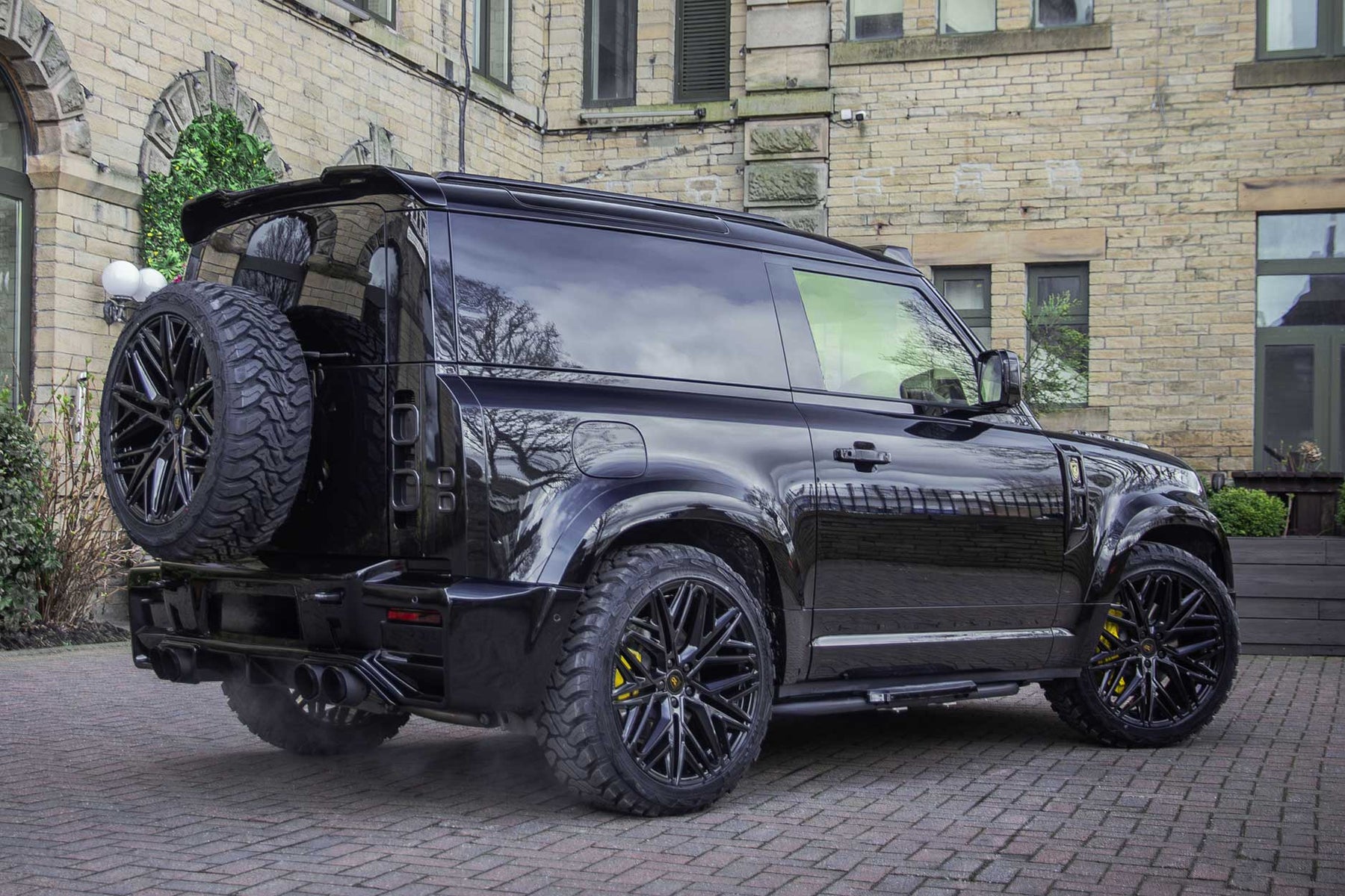 DEFENDER 90 L663 — SHURACAN 22" — GLOSS BLACK
