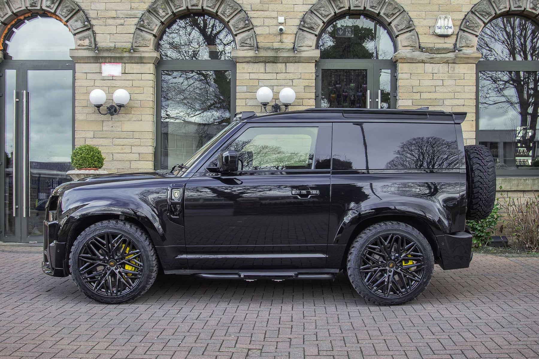 DEFENDER 90 L663 — SHURACAN 22" — GLOSS BLACK