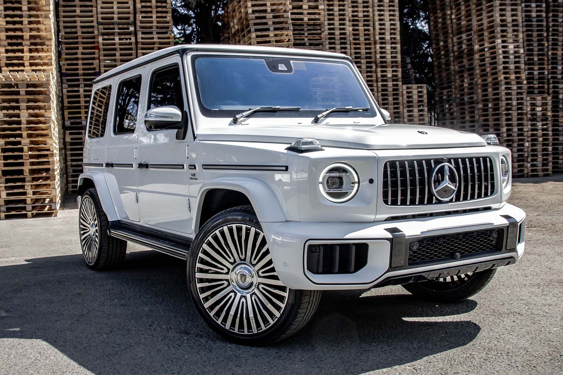 G WAGON W464 TO W465 FACELIFT WHITE  — CASANOVA 23" GLOSS BLACK + POLISHED FACE