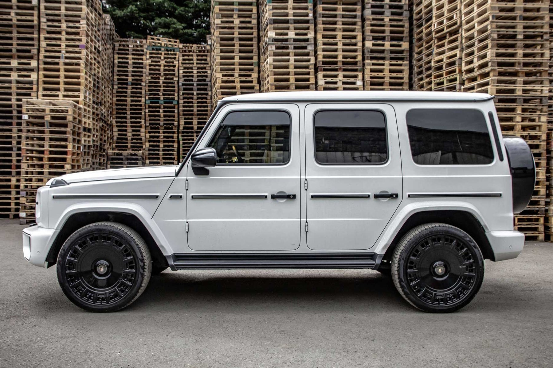 G WAGON W465 G63 STYLE WHITE  — MONOBLOK 22" GLOSS BLACK